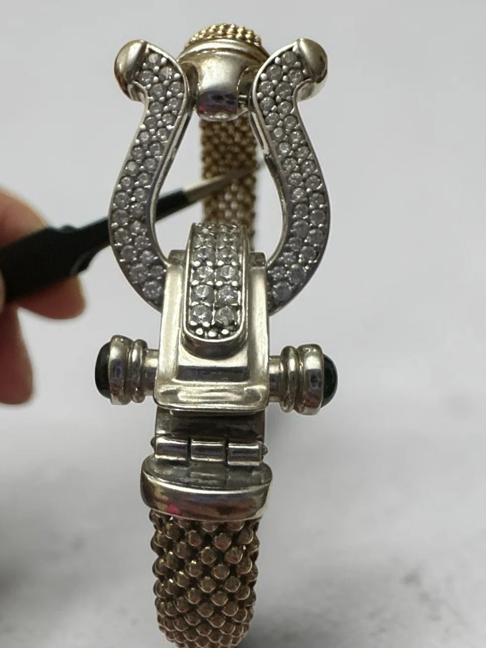 Horseshoe clasp bracelet